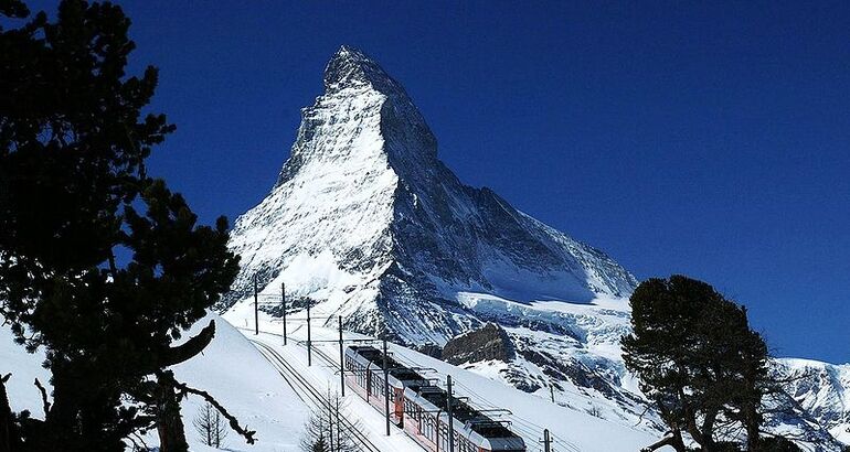 Un tren a las estrellas del monte Gornergrat en Suiza