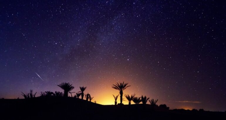 Dormir bajo las estrellas en el desierto del Sahara