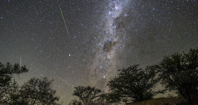 Gua del cielo de diciembre Gemnidas el cometa Leonard y todos los planetas