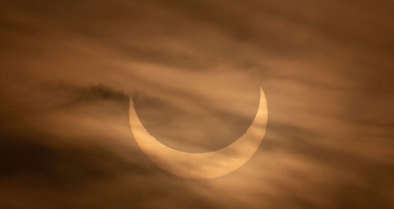 Las mejores imgenes en redes del eclipse solar del 10 de junio