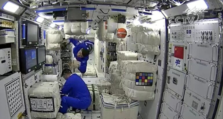 Los primeros astronautas ya estn en la nueva estacin espacial China 