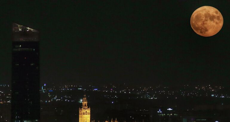 Las mejores fotos de redes sociales de la luna azul del 22 de agosto 