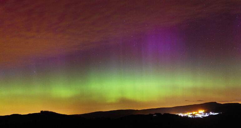 Nubes noctilucentes y auroras en la silenciosa isla de Coll