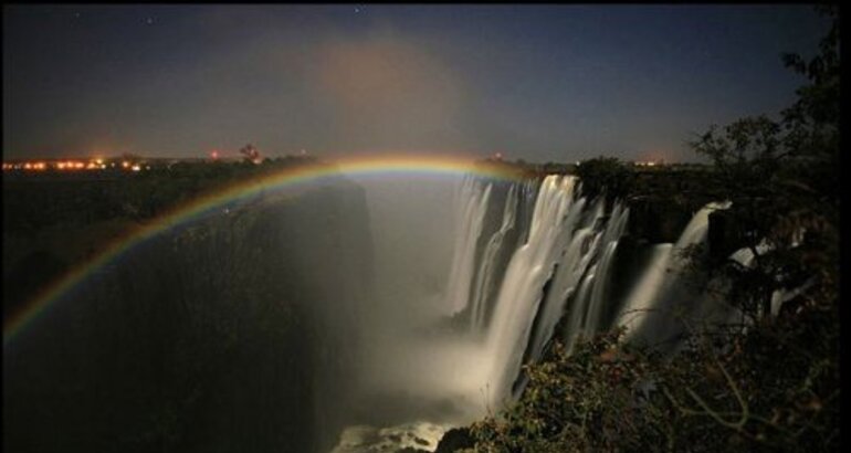 El Arcorirs lunar sobre las Cataratas Victoria