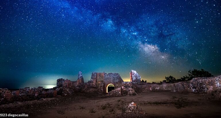 El soslticio desde el poblado minero de Santa Marta estrellas arriba y abajo