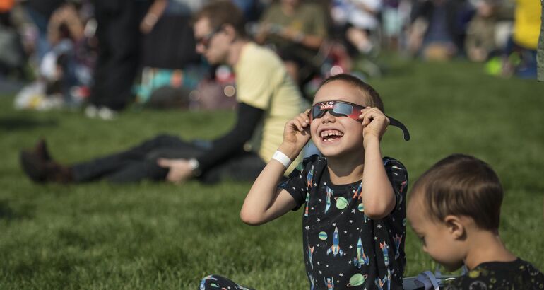 Prevencin ante los riesgos del eclipse de sol del 8 de abril