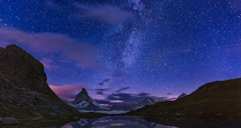 Astroturismo en los Alpes destinos estelares entre cumbres y cielos oscuros