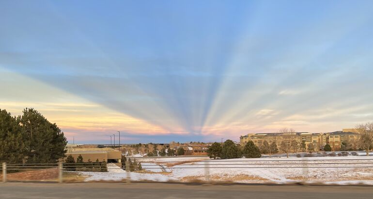 Rayos anticrepusculares el fenmeno que est sorprendiendo al otro lado del atardecer