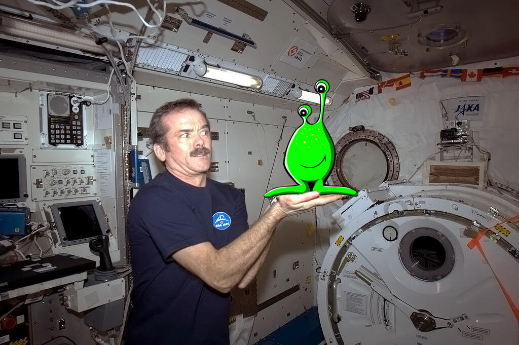 Parodia de un alien en la ISS