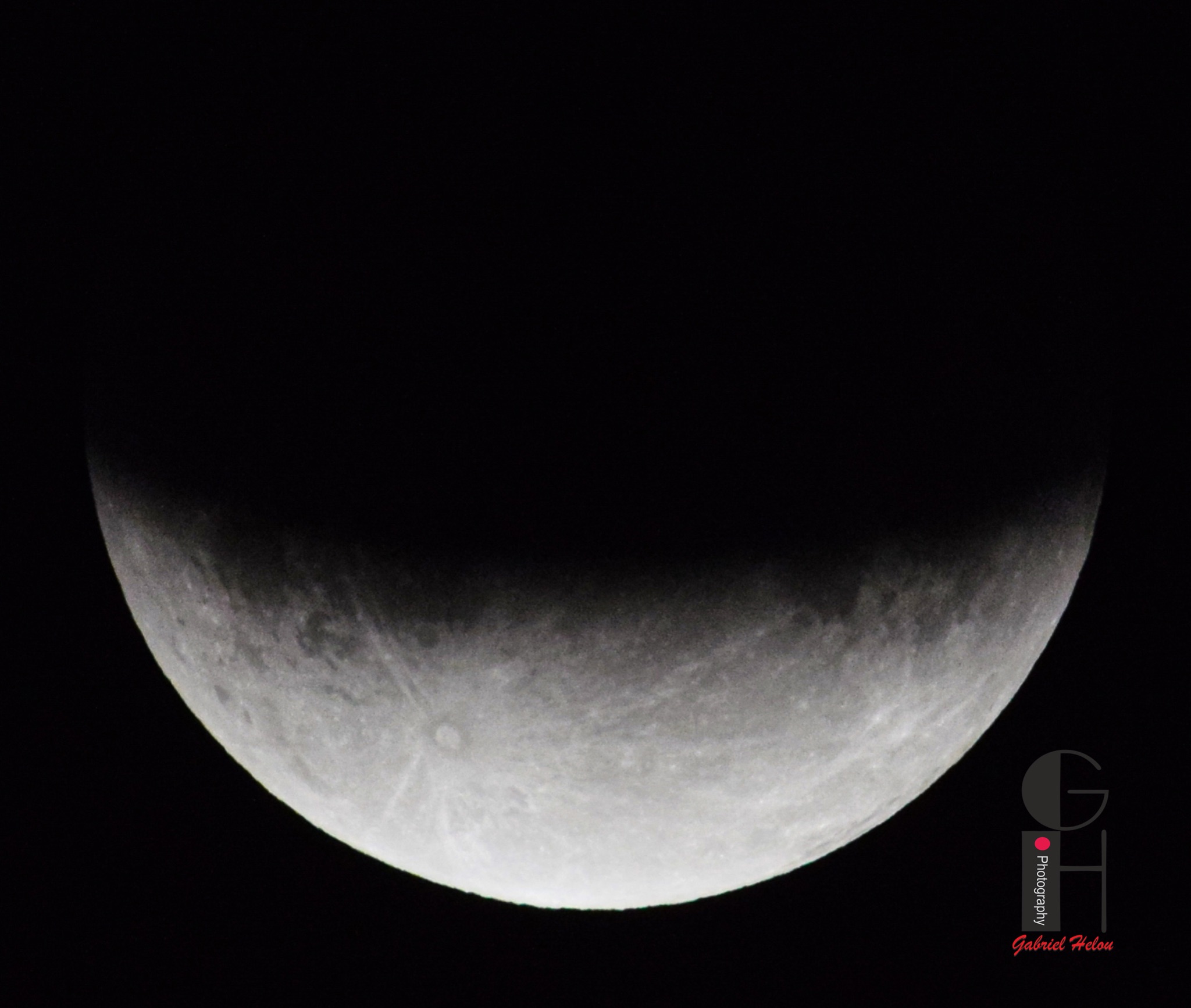 Imágenes del eclipse parcial de luna visto desde todo el mundo