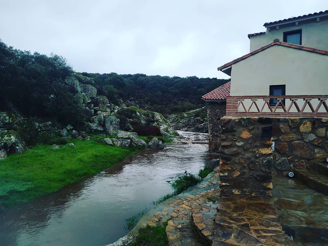 Entre Encinas casas molino rodezno